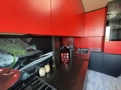Сучасна кухня з деревними текстурами та мармуровим фартухом від AVANGARD